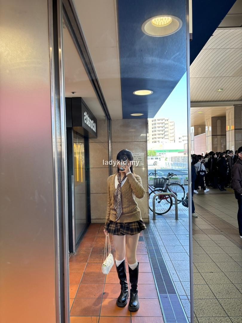 Customer mirror outfit with boots and skin-tone tights